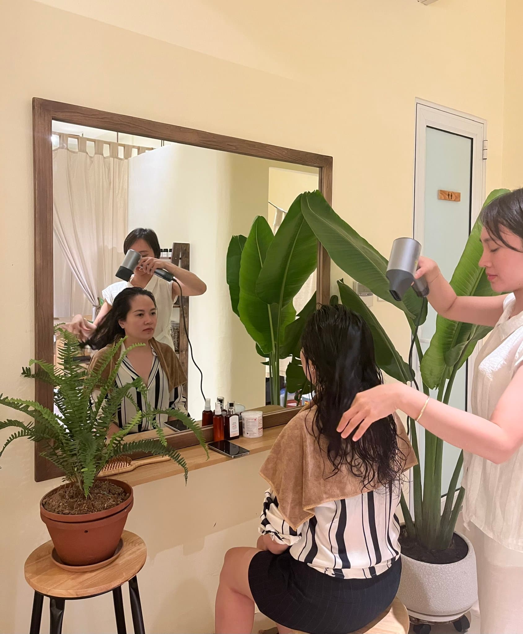 Guests relaxing at Tropi Q head spa Hanoi